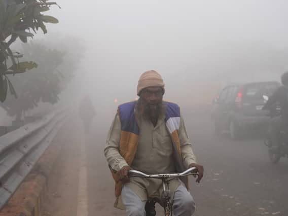 Fog in India: घने कोहरे की चादर में लिपटा उत्तर भारत, सिर्फ फॉग-फॉग...देखिए तस्वीरें