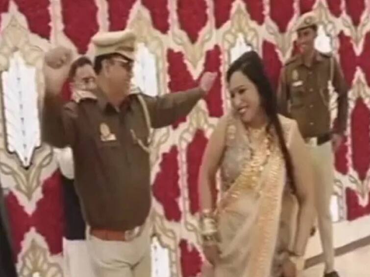 Watch video: சீருடையில் குடும்பத்தினருடன் குத்தாட்டம் போட்ட காவல்துறை அதிகாரி.. இதுதான் நடந்துச்சா? Viral Video Of Delhi police Dance In Uniform Goes Viral He May Face Action Watch video: சீருடையில் குடும்பத்தினருடன் குத்தாட்டம் போட்ட காவல்துறை அதிகாரி.. இதுதான் நடந்துச்சா?