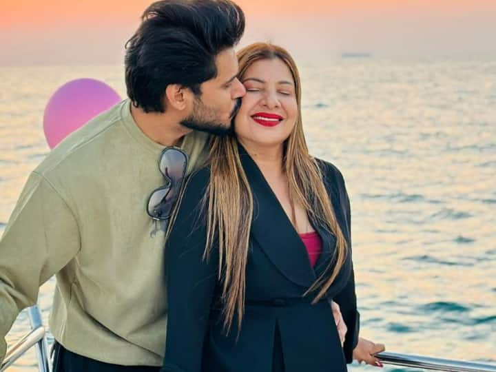 Sambhavna Seth: भोजपुरी हसीना संभावना सेठ हाल ही में दुबई में वेकेशन एंजॉय करती नजर आईं थीं. वहीं अब एक्ट्रेस के पति ने वेकेशन की कुछ रोमांटिक तस्वीरें शेयर की हैं. नीचे की स्लाइड में डालिए एक नजर.