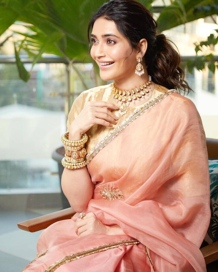 तिने चमकदार सोनेरी ब्लाऊज कॅरी केला आहे. हा लूक दाखवत अभिनेत्रीने एकामागून एक अनेक पोज दिल्या आहेत.(फोटो सौजन्य:karishmaktanna/इंस्टाग्राम)