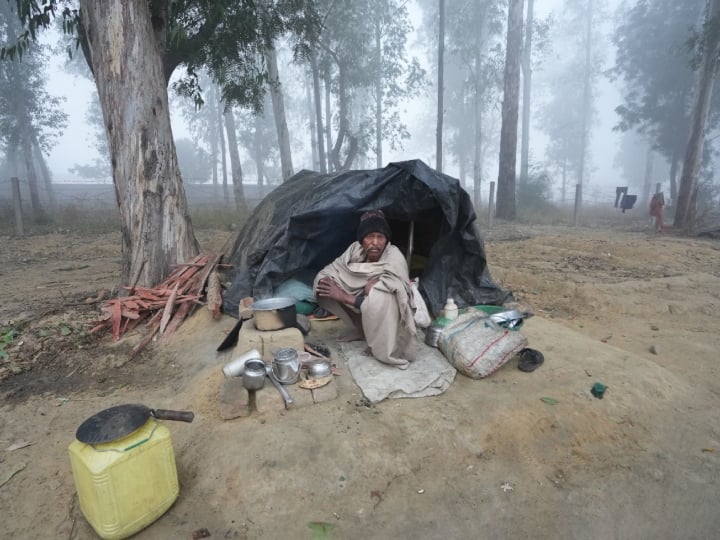 अगले कुछ दिनों में न्यूनतम और अधिकतम तापमान गिरकर पांच डिग्री सेल्सियस और 20 डिग्री सेल्सियस रहने की संभावना है. मौसम विभाग कार्यालय ने पहले कहा था कि उत्तर पश्चिम भारत के कई हिस्सों में मुख्य रूप से पश्चिमी विक्षोभ की संभावित मंद गतिविधि के कारण सर्दियों में कम ठंड पड़ने की उम्मीद है.