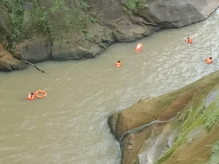 Surajpur News: सूरजपुर के पर्यटन स्थलों में बढ़ रही भीड़, जान जोखिम में डाल झरनों के नजदीक सेल्फी ले रहे पर्यटक Surajpur Increasing crowd in tourist places of Chhattisgarh tourists taking selfie near waterfalls ann Surajpur News: सूरजपुर के पर्यटन स्थलों में बढ़ रही भीड़, जान जोखिम में डाल झरनों के नजदीक सेल्फी ले रहे पर्यटक