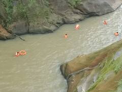 सूरजपुर के पर्यटन स्थलों में बढ़ रही भीड़, जान जोखिम में डाल झरनों के नजदीक सेल्फी ले रहे पर्यटक