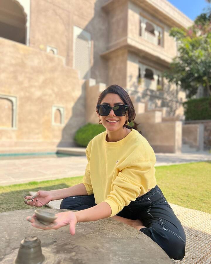 మట్టి పాత్ర చేస్తూ మురిసిపోయింది. Image Credit: Mrunal Thakur/ Instagram