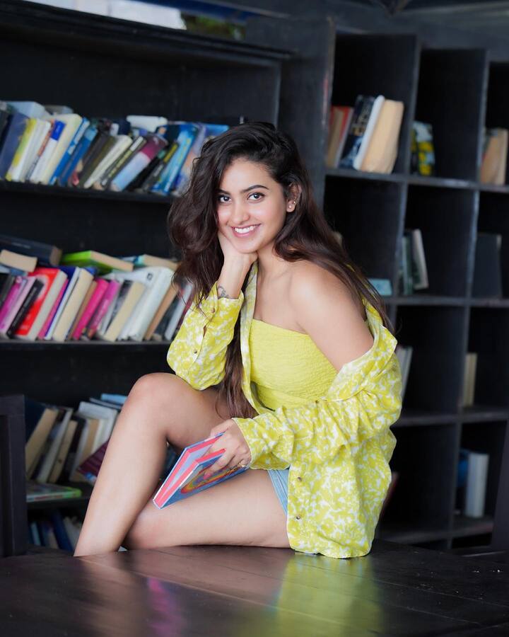 టిక్ టాక్ వీడియోలతో మంచి క్రేజ్ సంపాదించుకుంది. Photo Credit: Deepika Pilli/Instagram