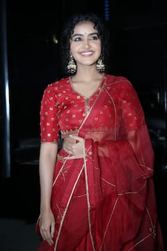 హాఫ్ సారీలో అనుపమా అదిరిపోయే ఫోజులు