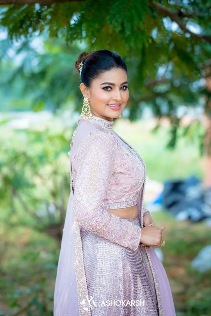 స్నేహా సినిమాల్లోనే కాదు తమిళంలో ప్రసారమయ్యే 'డాన్స్ జోడీ డాన్స్', 'జూనియర్ సూపర్ స్టార్స్' సీజన్ 4 వంటి షోస్లోనూ ప్రేక్షకులను అలరిస్తోంది. Image Credit: Real Actress Sneha/Instagram