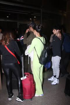 Christmas 2022: बच्चों-गर्लफ्रेंड सबा संग क्रिसमस हॉलिडे के लिए निकले ऋतिक रोशन, बहन पश्मीना भी एयरपोर्ट पर साथ दिखीं