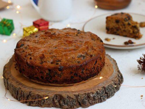 குக்கரில் பொடி உப்பை சேர்த்து அதனை சூடாக விடவும். கேக் டின்னில் வெண்ணெய் தடவி, பட்டர் பேப்பர் வைத்துக் கொள்ளவும்.