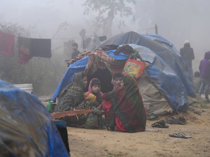 ऊंची-ऊंची बिल्डिंग के शहर में गरीब लोगों को बिना किसी मूलभूत सुविधाओं के अभाव में किसी तरह जिंदगी की गुजर बसर कर रहे है.