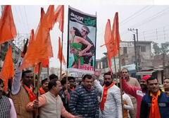 'पठान' को लेकर हिंदू महासभा के कार्यकर्ताओं में रोष, पोस्टर जलाया, कहा- 'थिएटर में फिल्म चली तो...'