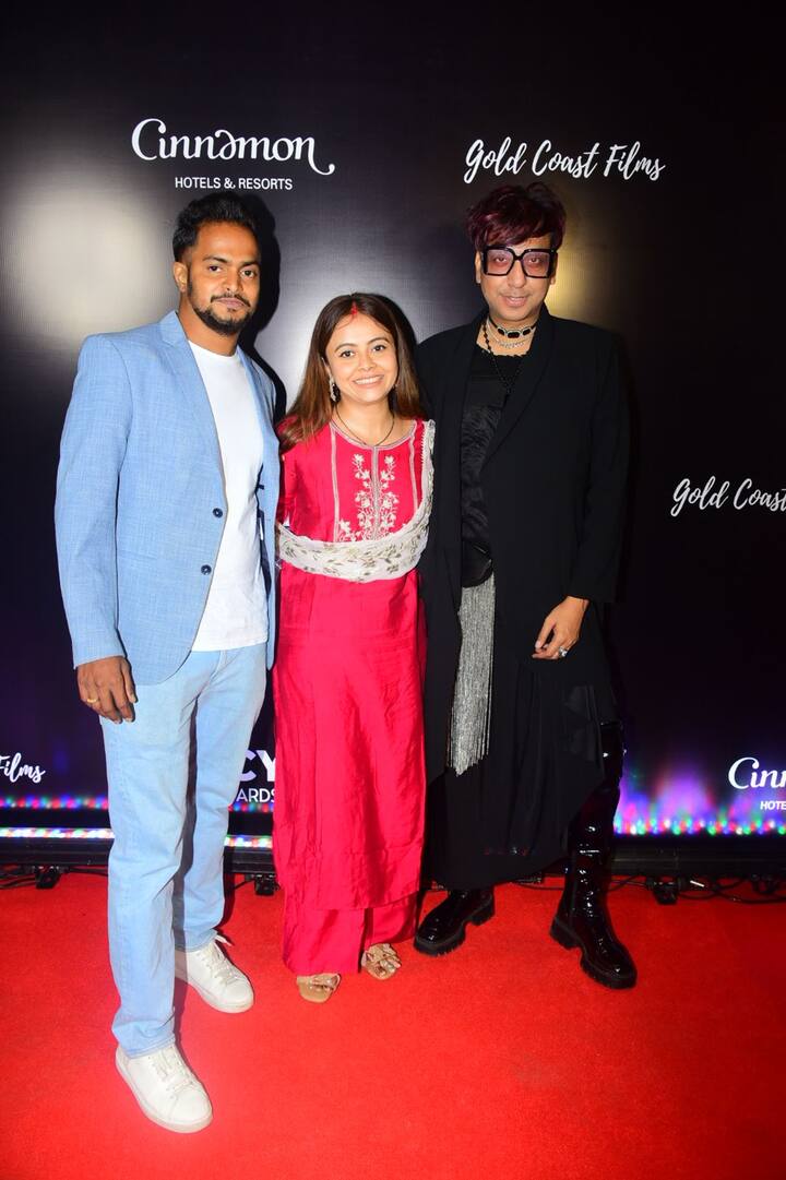 इस दौरान उनके हसबैंड शाहनवाज शेख लाइट ब्लू कलर के सूट में नजर आए. दोनों ने पैपराजी को ढेर सारे पोज दिए.