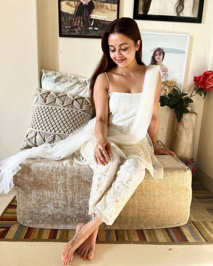 घर की एक जगह पर ब्राउन काउच रखा गया है. जिसके पीछ की दीवार एक्ट्रेस की तस्वीरों से सजाई गई है.