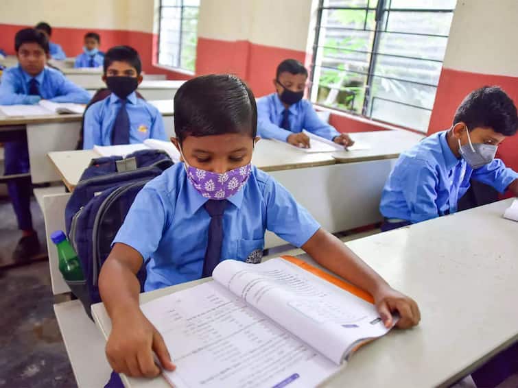 National Education Policy marathi news parliament house panel seeks focus on children get knowledge of shrimad bhagwad gita and vedas National Education Policy : आता शाळेत मिळणार श्रीमद् भगवद्गीता आणि वेदांचे ज्ञान! संसदेच्या स्थायी समितीची केंद्राला शिफारस