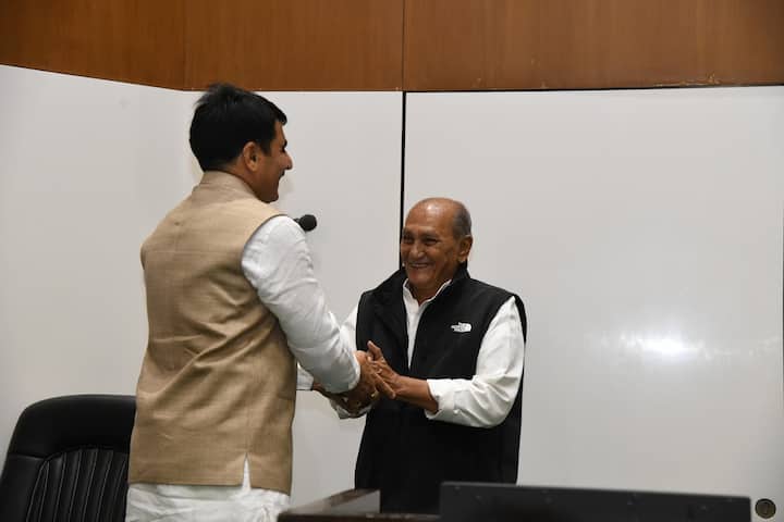 વડોદરાના માંજલપુરના ધારાસભ્ય યોગેશ પટેલ સાથે હસ્તધનૂન કરતાં શંકર ચૌધરી.