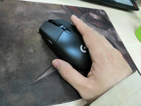 Logitech G304 Lightspeed -  લૉજિટેક G304 લાઇટ સ્પીડ એક હીરો સેન્સર સાથે આવે છે, આ માઉસમાં છ પ્રૉગ્રામેબલ બટન અને 250mAh ની બેટરી આપવામાં આવી છે, જે એકવાર ચાર્જ કરવા પર 250 કલાક સુધી કામ કરી શકે છે. આનું વજન માત્ર 99 ગ્રામ છે. આને માત્ર 2,795 રૂપિયામાં ખરીદી શકાય છે.