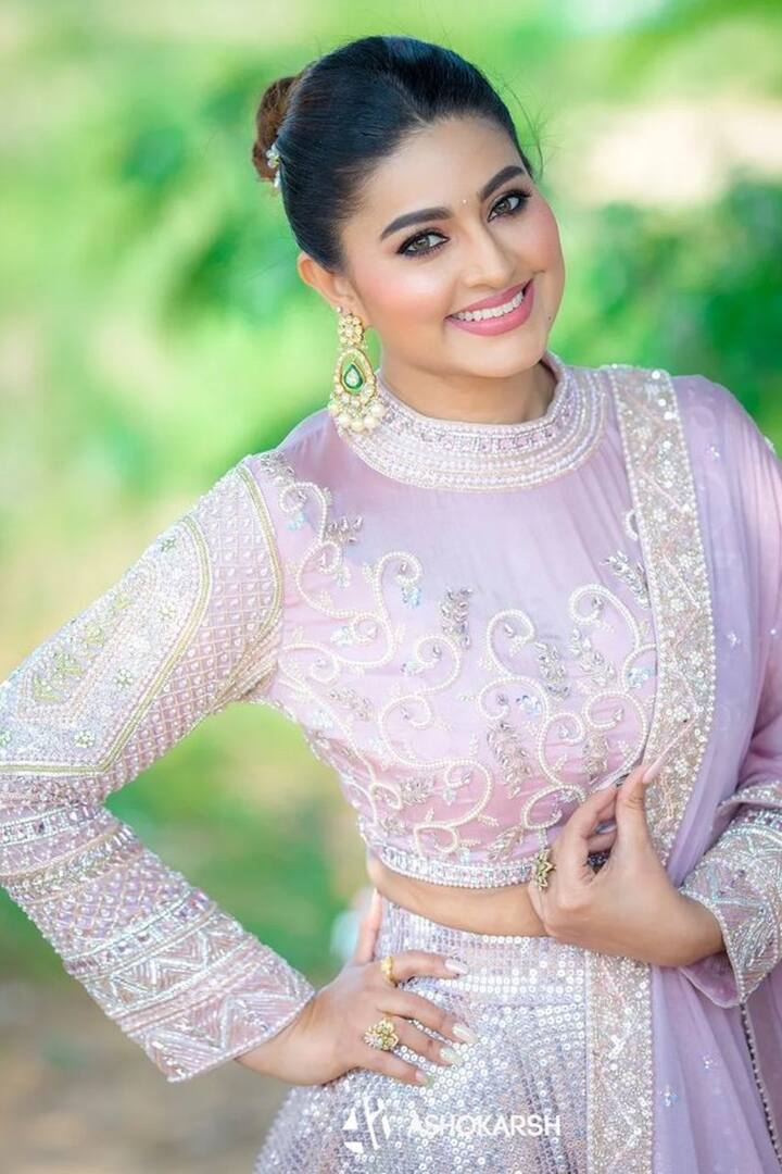 ప్రస్తుతం స్నేహా ఈటీవీ లో ప్రసారమవుతున్న 'మిస్టర్ అండ్ మిసెస్' అనే కపుల్ షోకు జడ్జ్ గా వ్యవహరిస్తుంది.