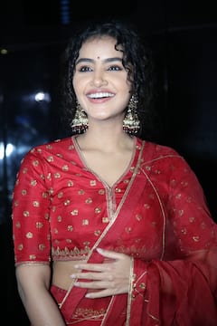 హాఫ్ సారీలో అనుపమా అదిరిపోయే ఫోజులు