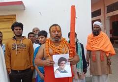 फिल्म पठान पर अयोध्या के संत ने दी शाहरुख खान को धमकी, कहा- 'चमड़ी उधेड़ कर जिंदा जला दूंगा'