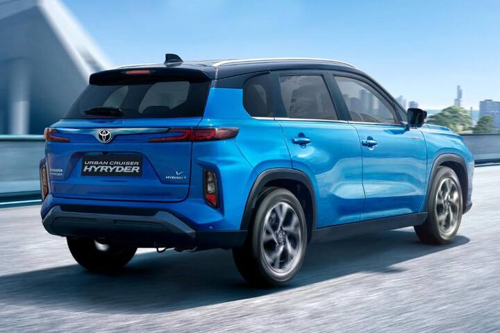 टोयोटा अर्बन क्रूजर हाइराइडर SUV हाइब्रिड पॉवरट्रेन से लैस होने के कारण 27 किलोमीटर प्रति लीटर से अधिक का माइलेज देने में सक्षम है. साथ लुक और डिज़ाइन के मामले में भी ये कार काफी शानदार है.