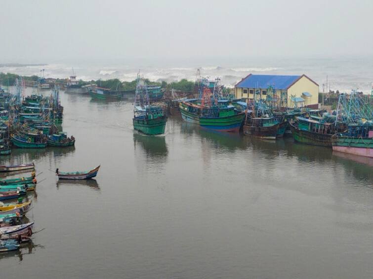 Nagapattinam Fishermen did not go for fishing due to low pressure TNN காற்றழுத்த தாழ்வு நிலை காரணமாக கடலுக்கு செல்லாத நாகை மீனவர்கள்