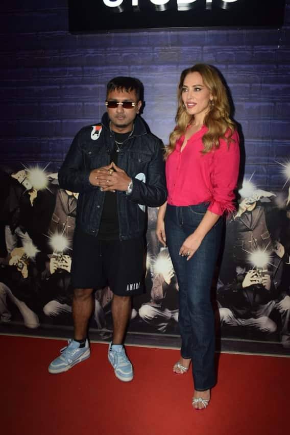 ઈવેન્ટમાં હની સિંહની શાનદાર સ્ટાઈલ જોવા મળી હતી, રેપર બ્લુ ડેનિમ જેકેટ, સફેદ સ્નીકર્સ અને બ્લેક શોર્ટ્સમાં જોવા મળ્યો હતો.