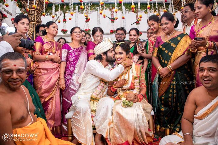 వీరి పెళ్లి ఫోటోలను షేర్ చేసింది తేజస్విని.Photo Credit@Tejaswini gowda/Instagram