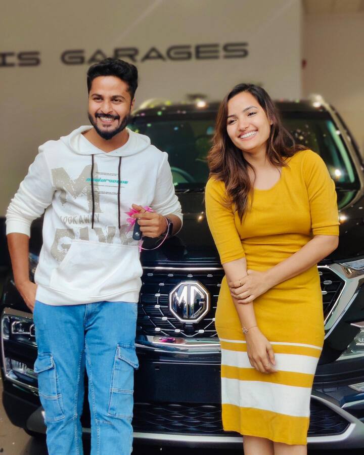 వీరిద్దరూ కూడా బిగ్ బాస్ సీజన్లో పాల్గొని టాప్ 5 వరకు చేరిన వారే. -Image credit: Siri Hanumanthu/Instagram