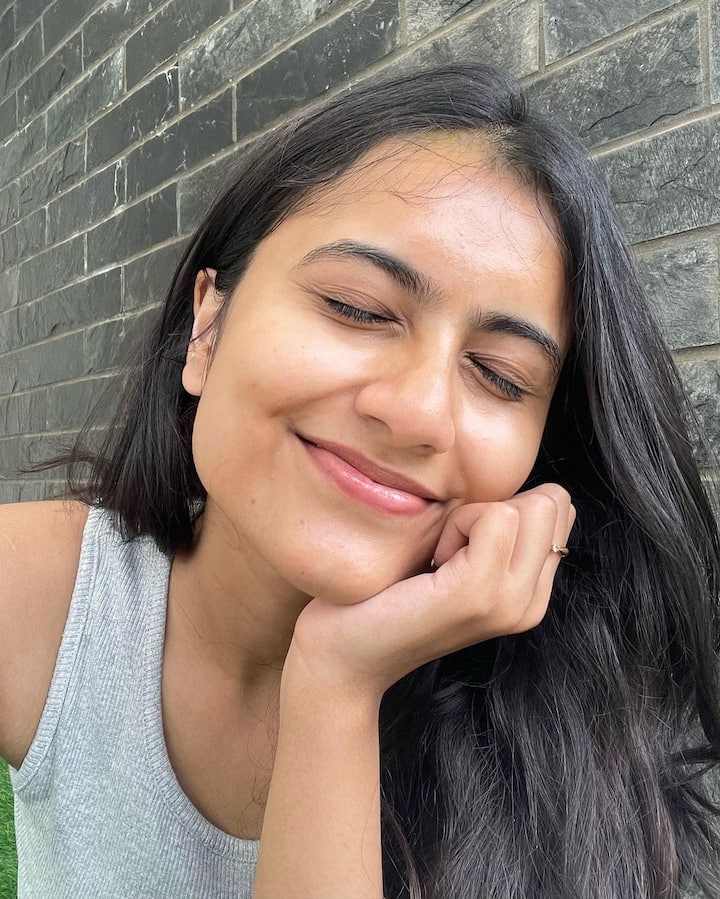 చేతన్ శ్రీను, మధు మారిసు కాంబోలో తెరకెక్కించిన  'విద్యార్ధి' సినిమాతో వెండి తెరకు పరిచయమైంది. Image Credits : Varshinne Varma/ Instagram