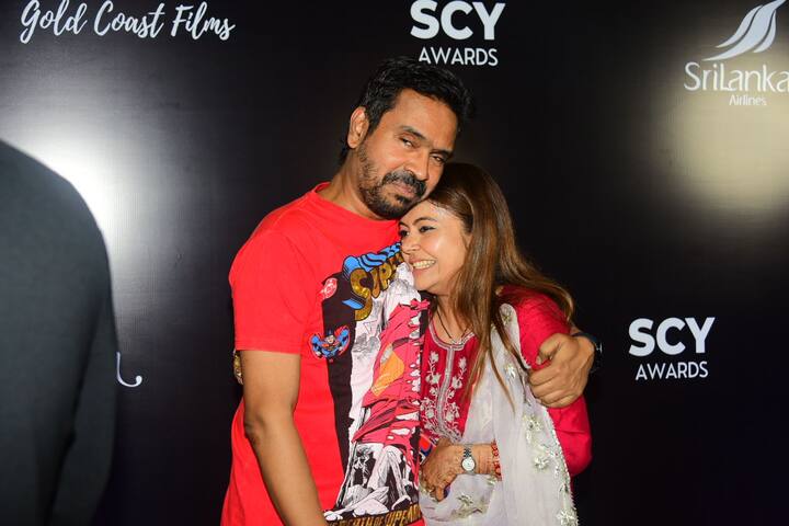 नई-नवेली दुल्हन देवोलीना भट्टाचार्जी ने खुले बाल किए थे और लाइट मेकअप यूज किया था. वह कम सजी-धजी होने के बावजूद बेहद खूबसूरत लग रही थीं.