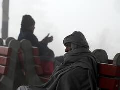 Winter Fog: ऊंची-ऊंची बिल्डिंग के शहर में 6 डिग्री तापमान में बिना छत गुजर-बसर करती जिंदगी की तस्वीरें