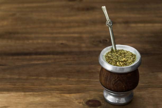 या खास ड्रिंकचं (Drink) नाव येरबा माटे असं आहे. येरबा माटे (Yerba Mate) एक हर्बल ड्रिंक (Harbal Drink) आहे. हे ड्रिंक अमेरिकन खेळाडूंमध्ये खूप लोकप्रिय आहे.