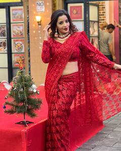 Christmas 2022: क्रिसमस पार्टी में चेरी ब्लॉसम लुक के लिए फॉलो करें Monalisa का स्टाइल, रेड आउटफिट में लगें बेमिसाल