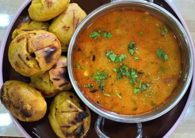 दाल या मक्के के पनिए, यह एक ट्रेडिशनल डिश है जो शहर और गांव दोनों में खूब पसंद किया जाता है. तुअर, उड़द, मूंग दाल का इस्तेमाल कर इसे तैयार किया जाता है, यह दाल चटपटी होती है, इसमें प्याज लहसुन हरी मिर्ची का बघार होता है. दाल पनिया के साथ लहसुन और लाल मिर्च की तीखी चटनी भी परोसी जाती है .