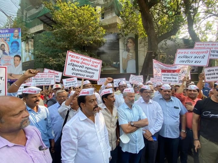 Patra Chawl flat buyers protest against Maharashtra housing authority demand rent agreement ann Patra Chawl Case: पात्रा चॉल के मकान मालिकों ने म्हाड दफ्तर पर किया प्रदर्शन, कहा- 14 साल से नहीं मिला हक