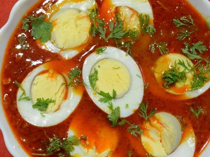 एग करी एक ऐसी डिश है जिसे आप अपने परिवार और दोस्तों के लिए कभी भी और किसी भी मौसम में बना सकते हैं, क्योंकि इसे पकाने के लिए ज्यादा चीजें की आवश्यकता नहीं होती है. अंडा करी ऐसी चीज है जिसे आप आराम से चपाती हो या चावल किसी के साथ भी खा सकते हैं.श्रिम्प एण्ड एग करी एक आसानी से बनने वाली मुख्य डिश रेसिपी है जिसे श्रिंप, नारियल के दूध, प्याज, टमाटर, इमली के पेस्ट, उबले अंडे और मसालों के मिश्रण से आराम पकाया जाता है. यह करी रेसिपी किटी पार्टी, पॉट लक और यहां तक कि गेम नाइट में भी आराम से खा सकते हैं.