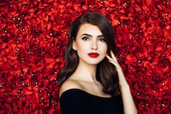 Red Lipstick Ban : 'या' देशात महिलांनी रेड लिपस्टिक लावण्यावर बंदी, कारण काय?