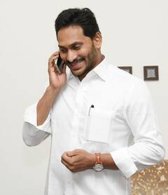 సీఎం జగన్‌కు తల్లి విజయమ్మ ఆశీర్వాదం- ప్రముఖుల శుభాకాంక్షలు