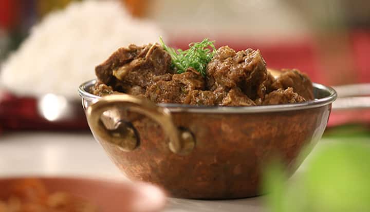 भोपाली गोश्त कोरमा यह एक बहुत ही लजीज डिश है जिसे नवाबों का व्यंजन कहा जाता है. इसे ज्यादातर महलों में जश्न होने पर सर्व किया जाता था और यहीं से गोश्त कोरमा की उत्पत्ति हुई. इसे खड़े मसाले की थिक ग्रेवी में बनाया जाता है और गरमा-गरम तंदूरी रोटी या नाम के साथ परोसा जाता है. एक बार आप खा लेंगे, तो उंगलियां चाटते रह जाएंगे.