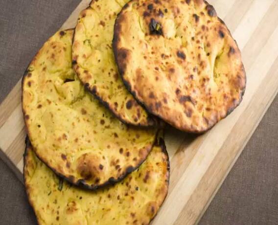 घर आए मेहमानों को आप सर्व कर सकते हैं ये 8 तरह की रोटियां...जानिए इनके नाम