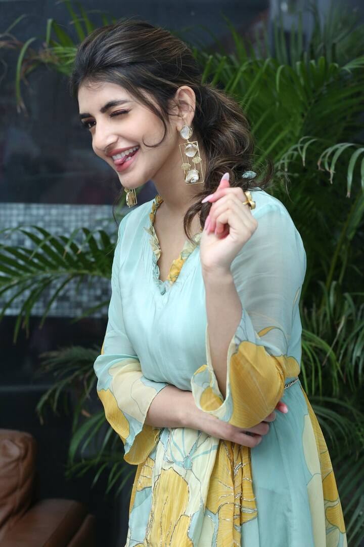 రవితేజతో కలిసి నటించిన ధమాకా సినిమా డిసెంబర్ 23 న విడుదల కాబోతుంది.