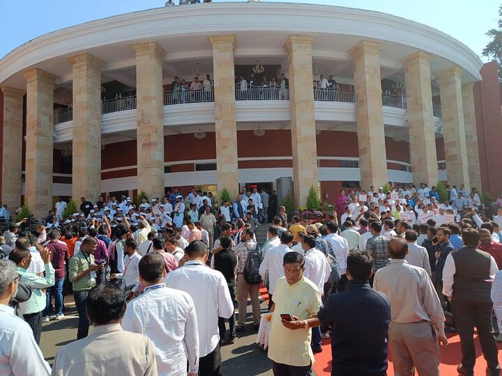 राज्य सरकार आणि विरोधकांनी एकाच वेळेस एकमेकांविरोधात घोषणाबाजी केल्याने माध्यमांचीही तारांबळ उडाली.