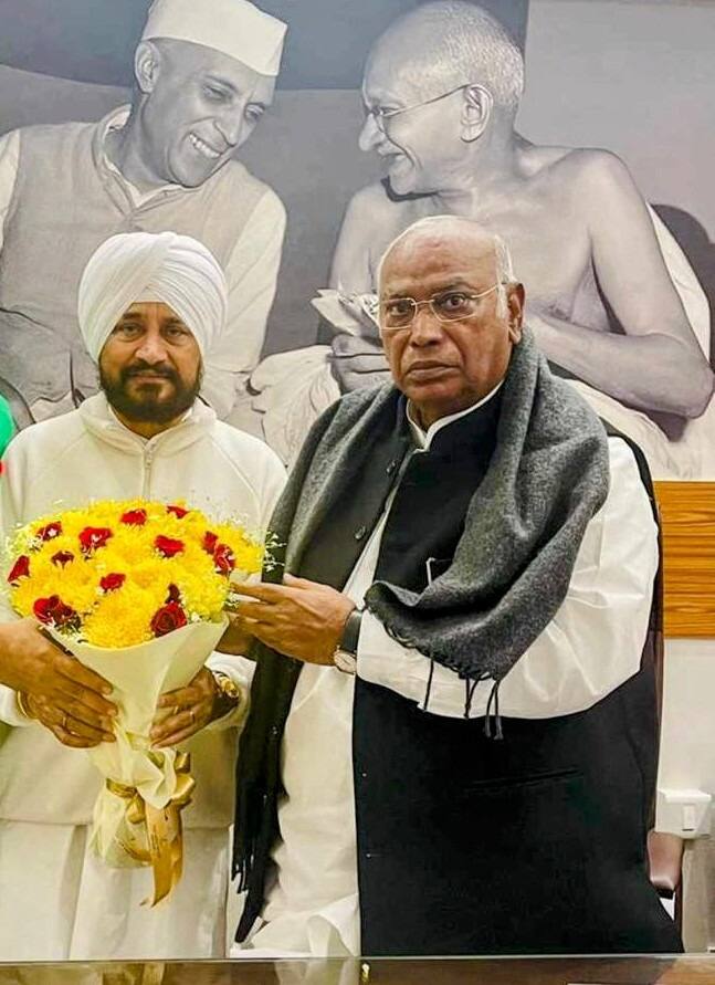 चरणजीत सिंह चन्नी ने कांग्रेस के अध्यक्ष मल्लिकार्जुन खरगे से भी दिल्ली में मुलाकात की थी. इस मुलाकात को चन्नी ने शिष्टाचार मुलाकात बताया था.