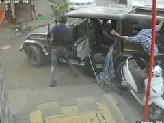 आदमी पर किया तलवार से हमला, दिन-दहाड़े की घटना दहला देगी दिल, देखें वीडियो