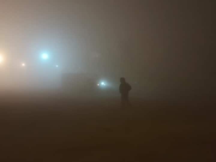 Delhi Weather Updates Dense Fog In many Area and Not seen beyond 5 meters ANN Delhi Fog Update: दिल्ली में जारी है कोहरे का कहर, 5 मीटर से आगे देख पाना हो रहा मुश्किल