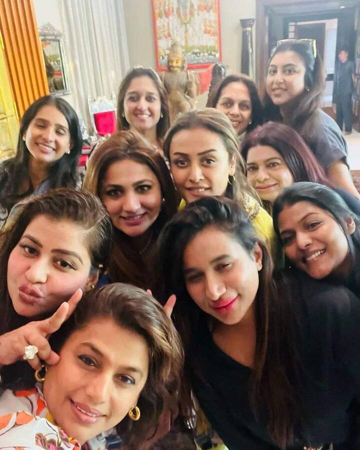 సరదా సరదాగా ఫోటోలకు ఫోజులిచ్చారు. Photo Credit: Namrata Shirodkar/instagram