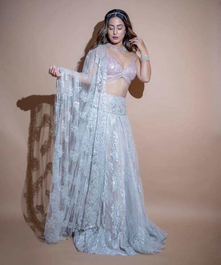 नुकतेच तिचे एक फोटोशूट समोर आले होते, ज्यामध्ये ती पांढऱ्या रंगाच्या लेहेंगा मध्ये सुंदर दिसत होती.(फोटो सौजन्य :realhinakhan/इंस्टाग्राम)