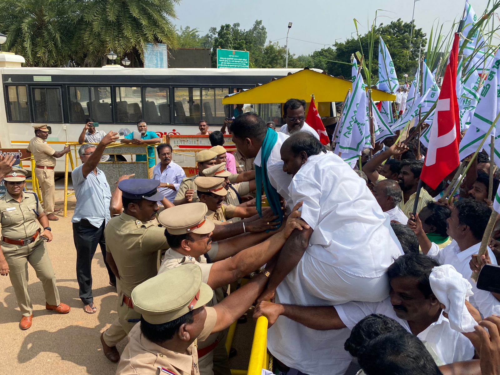 தஞ்சை: திருமண்டங்குடி சர்க்கரை ஆலை பிரச்னை; ஆட்சியர் அலுவலகம் முற்றுகை - விவசாயிகள் கைது