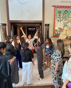 Namrata Shirodkar: ఫన్ లంచ్ విత్ ఫన్ ఫ్రెండ్స్!