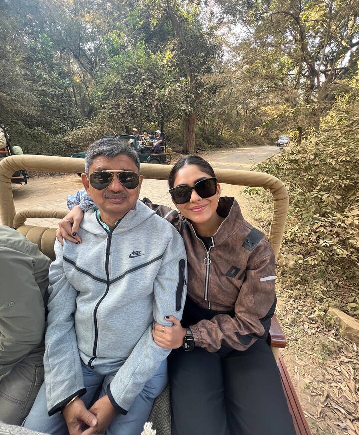 జీపులో సఫారీ పార్కులతో తిరుగుతూ వన్య ప్రాణులను చూసింది. Photo Credit:Mrunal Thakur/instagram